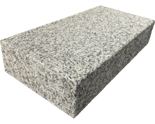 Rechteckiger Granitstein mit fein gesprenkelter Oberfläche für den Garten- und Mauerbau.