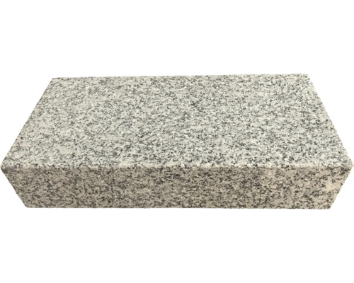 Blockstufe aus Granit mit gesprenkelter Oberfläche.