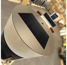 Rundes Metallgehäuse mit einem integrierten rechteckigen Solarpanel.
