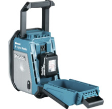 Makita Baustellenradio mit geöffnetem Batteriefach und eingesetztem 18 Volt Akku.