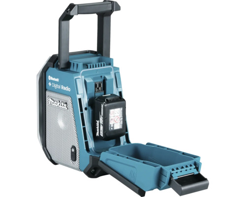 Makita Baustellenradio mit geöffnetem Batteriefach und eingesetztem 18 Volt Akku.