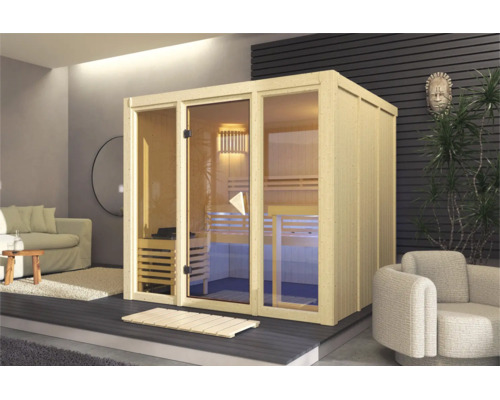 Moderne Elementsauna aus Holz mit Glasfront, Liegen und Ofen, aufgestellt in einem modern eingerichteten Raum.