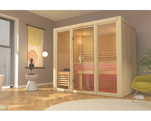 Moderne Heimsauna aus Holz mit großer Glasfront, Liegebänken und Ofen in einem wohnlichen Raum.