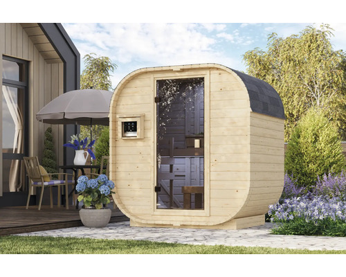 Moderne Fasssauna aus Holz mit Glasfront auf einer Terrasse in einem Garten stehend.