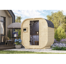 Fasssauna aus Holz mit Glastür und Steuerung auf einer Gartenterrasse in einer Außenumgebung.