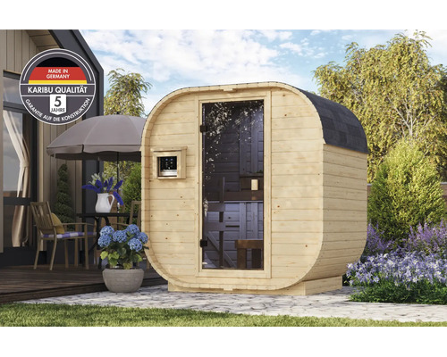 Moderne Karibu Fasssauna aus Holz für den Garten mit Glasfront und Siegel für deutsche Qualität und Garantie.