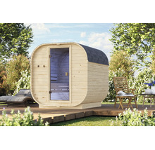Moderne Fasssauna aus Holz mit Glastür auf einer Holzterrasse im Garten.