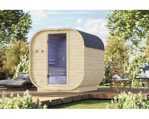 Moderne Fasssauna aus Holz mit Glastür auf einer Holzterrasse im Garten.