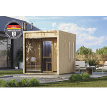 Moderne Karibu Gartensauna aus Holz mit bodentiefen Glaselementen und hochwertiger Konstruktion für den Außenbereich im Garten.