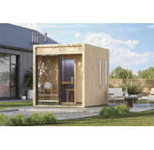 Moderne Gartensauna aus Holz mit Glasfront und Glaselementen in einem gepflegten Gartenbereich mit Sitzgruppe.