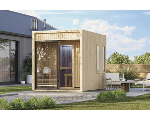 Moderne Gartensauna aus Holz mit Glasfront und Glaselementen in einem gepflegten Gartenbereich mit Sitzgruppe.