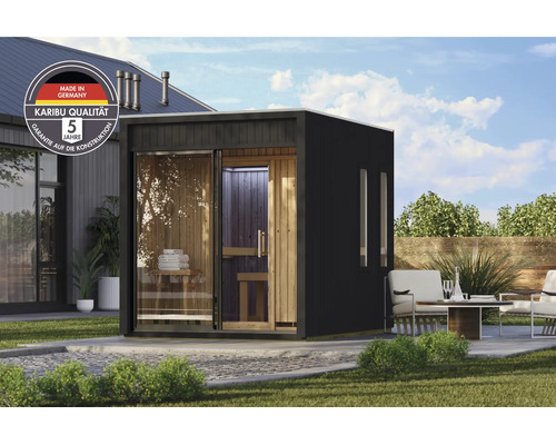 Moderne Karibu Gartensauna mit Glasfront und Holzinnenausstattung in einem gepflegten Gartenbereich mit Sitzgelegenheit.