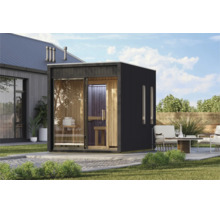 Moderne Garten-Sauna mit Holzverkleidung und großen Glasfronten im Gartenbereich.
