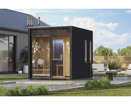 Moderne Garten-Sauna mit Holzverkleidung und großen Glasfronten im Gartenbereich.