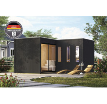 Moderne Gartenlounge mit Flachdach und großen Glasfronten auf einer Terrasse mit Holzliegen und Karibu Qualitätssiegel.