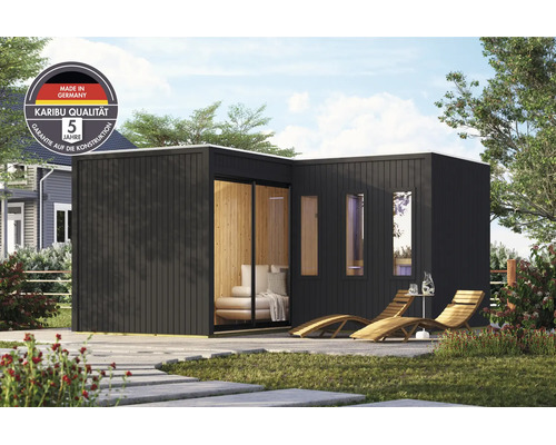 Moderne Gartenlounge mit Flachdach und großen Glasfronten auf einer Terrasse mit Holzliegen und Karibu Qualitätssiegel.