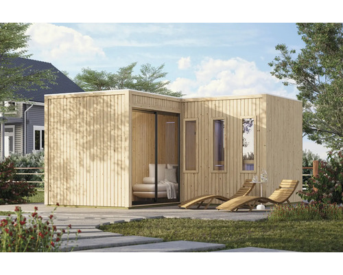 Modernes Gartenhaus aus Holz mit Flachdach, Schiebetür und Fensterfronten, auf einer Terrasse mit zwei Holzliegen aufgestellt.