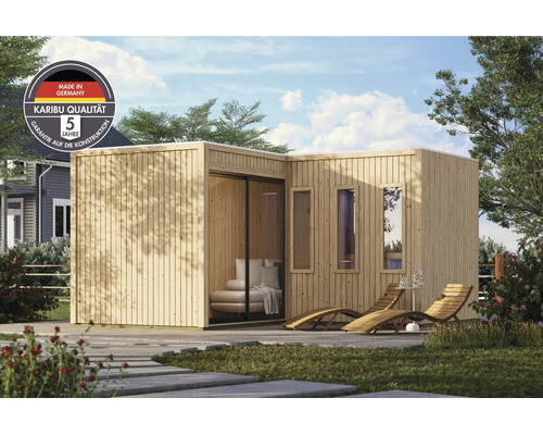 Moderne Gartenlounge aus Holz mit bodentiefen Fenstern und Terrasse in einem Garten mit Karibu Qualitätssiegel und 5 Jahren Garantie.