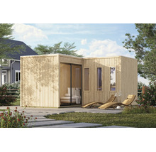 Modernes Gartenhaus aus Holz mit Flachdach, Schiebetür und Fensterfronten, auf einer Terrasse mit zwei Holzliegen aufgestellt.