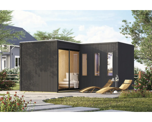 Moderne Gartenlounge im L-Format mit dunkler Holzfassade, Glasfront und Holzliegen auf der Terrasse.
