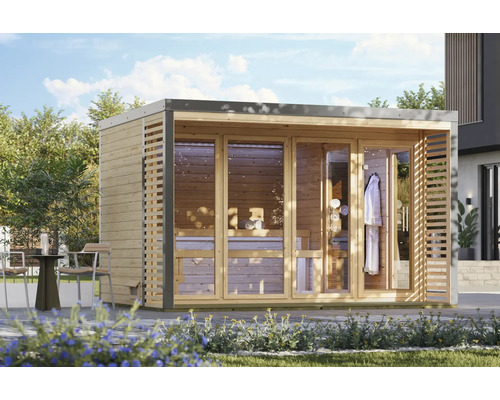 Moderne Gartensauna aus Holz mit bodentiefen Glaselementen und Flachdach, aufgestellt in einem sonnigen Gartenbereich.