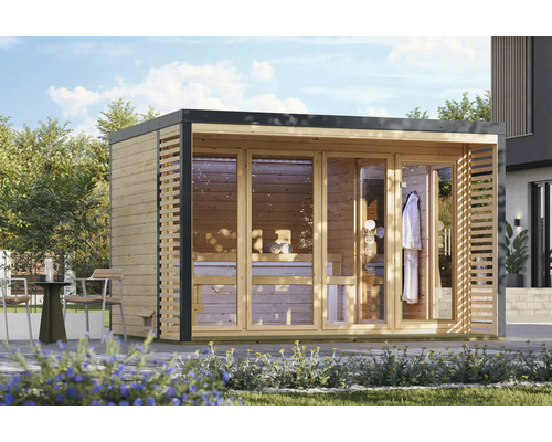 Moderne Gartensauna aus Holz mit bodentiefen Glaselementen und Flachdach, aufgestellt auf einer Terrasse in einem Garten.