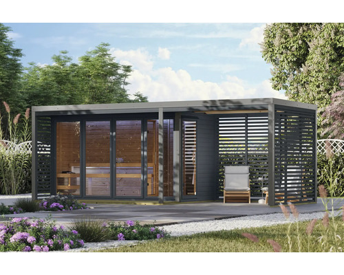 Moderne Gartensauna aus Holz mit Glasfront und überdachter Terrasse in einem Garten mit Pflanzen.