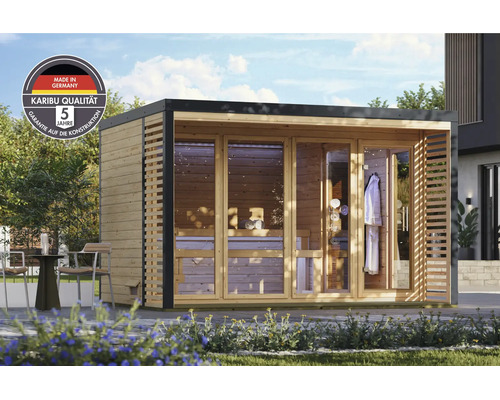 Moderne Karibu Gartensauna aus Holz mit Glasfront und Flachdach in einem Garten mit Sitzbereich
