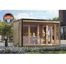 Moderne Karibu Gartensauna aus Holz mit Glasfront und Flachdach in einem Garten mit Sitzbereich