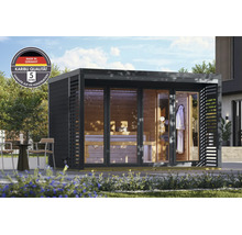 Moderne Gartensauna aus Holz mit großen Glasfronten in einem Garten inklusive Qualitätssiegel Made in Germany und 5 Jahre Garantie auf Konstruktion.