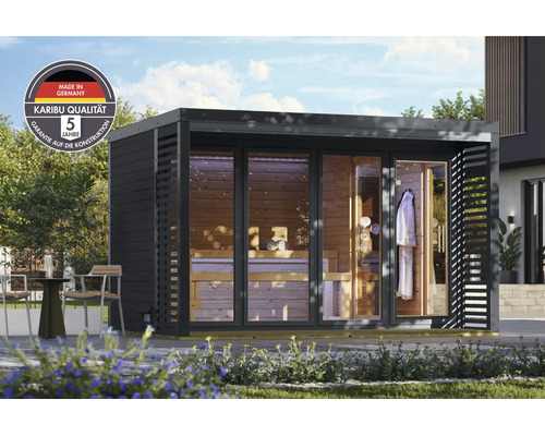 Moderne Gartensauna aus Holz mit großen Glasfronten in einem Garten inklusive Qualitätssiegel Made in Germany und 5 Jahre Garantie auf Konstruktion.