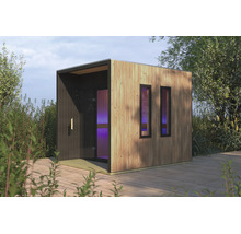 Moderne Außensauna aus Holz mit Lamellenfassade, zwei schmalen Fenstern und Glastür, auf einer Holzterrasse im Garten platziert.