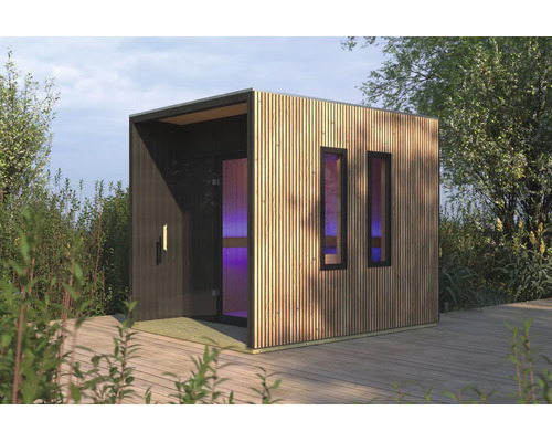 Moderne Außensauna aus Holz mit Lamellenfassade, zwei schmalen Fenstern und Glastür, auf einer Holzterrasse im Garten platziert.