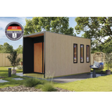Modernes Gartenhaus aus Holz mit vertikaler Lamellenfassade, drei schmalen Fenstern und integriertem Eingangsbereich im gepflegten Garten.