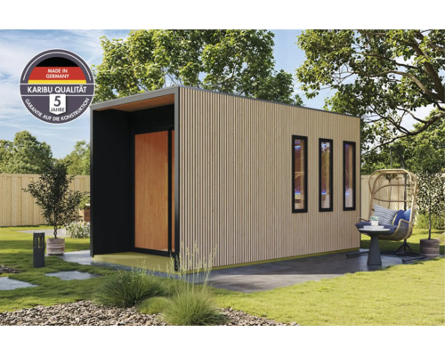 Modernes Gartenhaus aus Holz mit vertikaler Lamellenfassade, drei schmalen Fenstern und integriertem Eingangsbereich im gepflegten Garten.