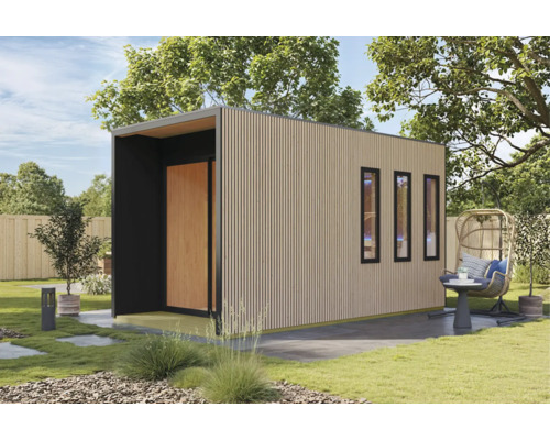 Modernes Gartenhaus mit vertikaler Holzverkleidung und drei schmalen Fenstern in einem gepflegten Garten mit Lounge Sessel.