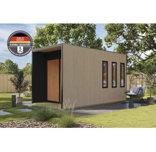 Moderne Karibu Garten-Sauna mit Lamellenfassade aus Holz, drei schmalen Fenstern und überdachtem Eingangsbereich im gepflegten Garten.