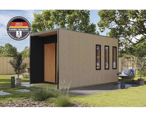 Moderne Karibu Garten-Sauna mit Lamellenfassade aus Holz, drei schmalen Fenstern und überdachtem Eingangsbereich im gepflegten Garten.