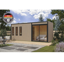 Modernes Gartenhaus mit vertikaler Holzschalung, Schiebetür und drei Fenstern auf einer Holzterrasse im Garten, inklusive Karibu Qualitäts-Siegel.