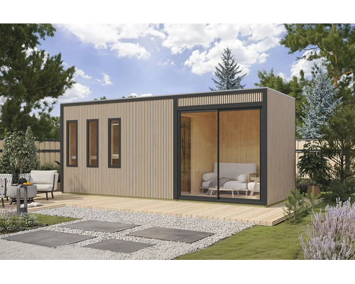 Modernes Gartenhaus aus Holz mit Lamellenfassade und großen Schiebetüren auf einer Holzterrasse im Garten.