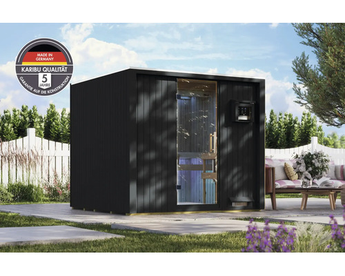 Moderne Karibu Gartensauna mit Glasfront und Flachdach in einer Gartenanlage mit Sitzgelegenheit und fünf Jahren Garantie auf die Konstruktion.