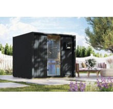 Moderne Garten Sauna aus Holz mit Glastür und Steuerung auf einer Terrasse in einem Garten.