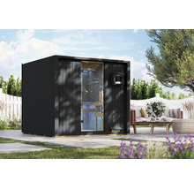 Moderne Außensauna aus Holz mit Glasfront auf einer Gartenterrasse.