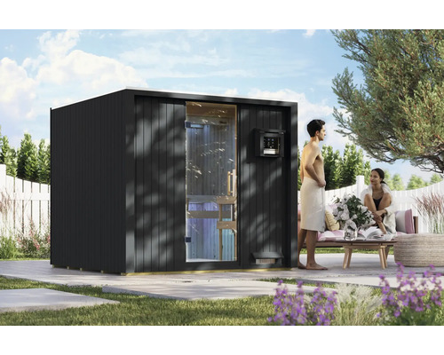 Moderne Garten-Sauna in einem Garten mit einem Paar, das vor der Sauna entspannt. Saunahaus aus Holz mit Glasfront und Steuerungselement.