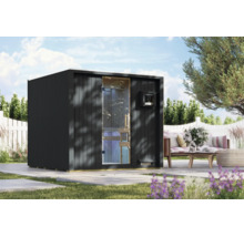 Moderne Außensauna aus Holz mit Glasfront und Steuerungseinheit, aufgestellt auf einer Garten Terrasse.