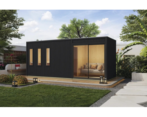 Modernes Gartenhaus mit Holzfassade und großer Schiebetür auf einer Terrasse im gepflegten Garten mit Sitzgelegenheit und Gartenbeleuchtung.