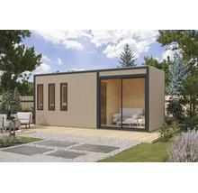 Modernes Gartenhaus aus Holz mit vertikaler Lamellenfassade, großen Fenstern, Schiebetür und einer integrierten Holzterrasse im Außenbereich.
