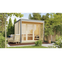 Gartensauna aus Holz mit Flachdach und Glasfront in einem Garten auf einer Holzterrasse mit Sitzgelegenheiten im Außenbereich.