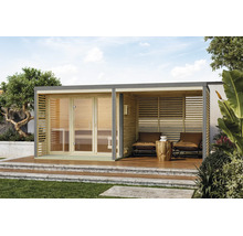 Gartensauna aus Holz mit integriertem überdachtem Lounge Bereich und Glasfront auf einer Holzterrasse in einem Garten.