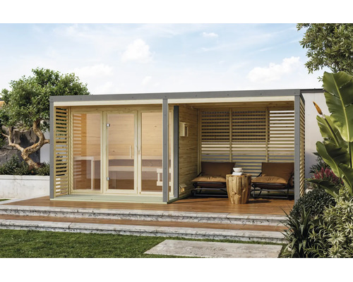 Gartensauna aus Holz mit integriertem überdachtem Lounge Bereich und Glasfront auf einer Holzterrasse in einem Garten.